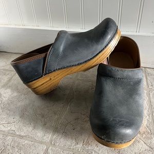 Women’s used blue/grey Dansko clog